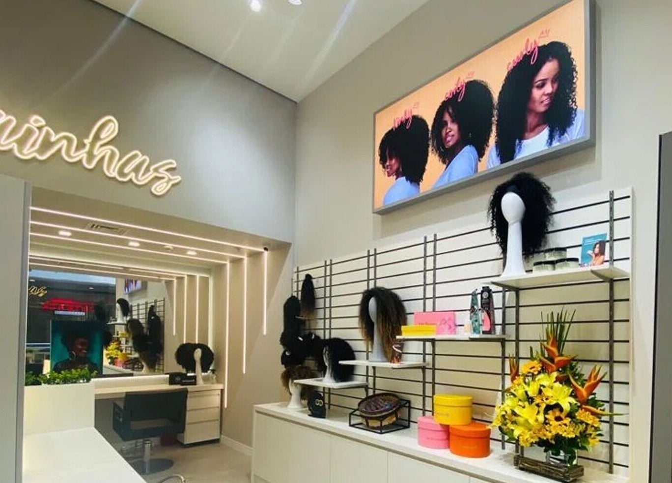 Interior elegante da Loja Tatuapé em São Paulo, São Paulo, BR, com perucas e decoração sofisticada.