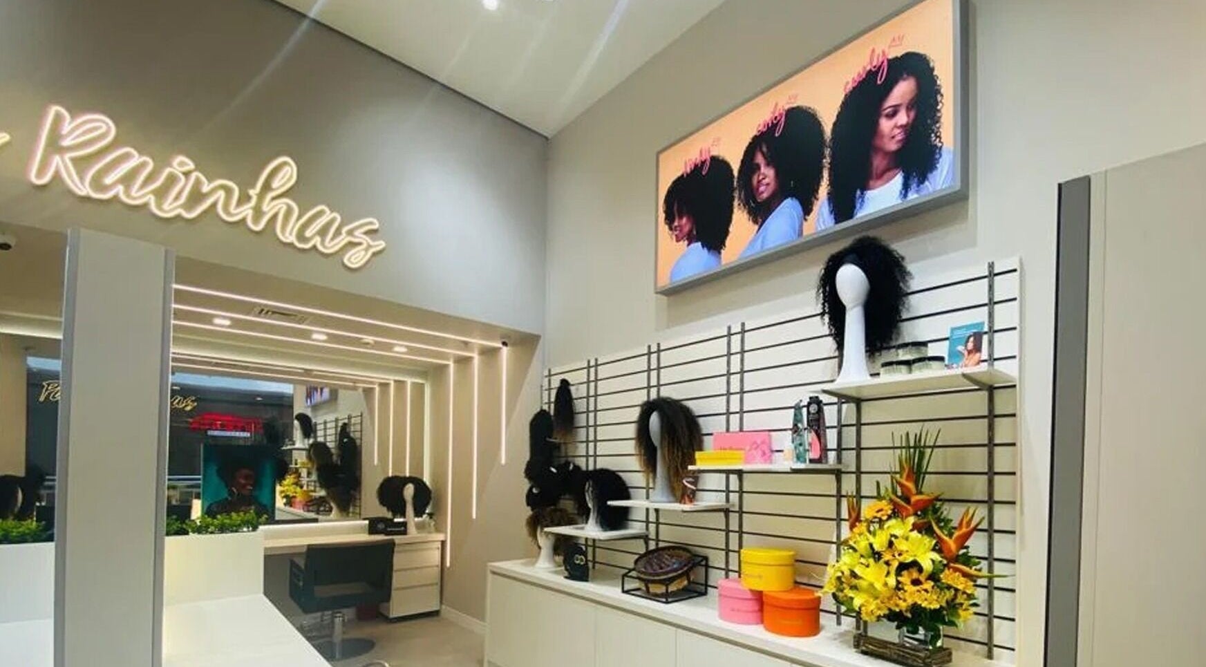 Interior elegante da Loja Tatuapé em São Paulo, São Paulo, BR, com perucas e decoração sofisticada.