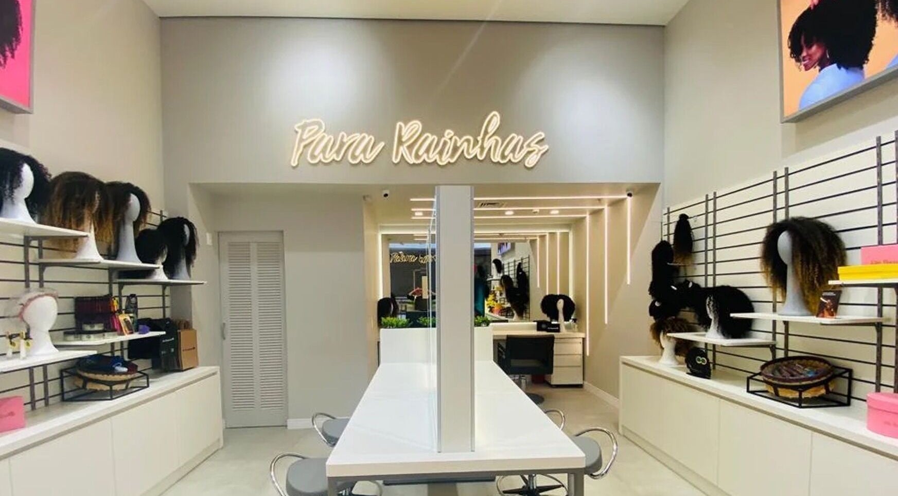 Interior da Loja Tatuapé em São Paulo, São Paulo, BR, exibindo manequins e perucas elegantes em prateleiras iluminadas.