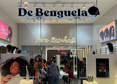 Fachada da Loja Tatuapé em São Paulo, SP, exibindo elegantes perucas e decoração luminosa.