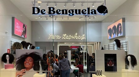 Fachada da Loja Tatuapé em São Paulo, SP, exibindo elegantes perucas e decoração luminosa.