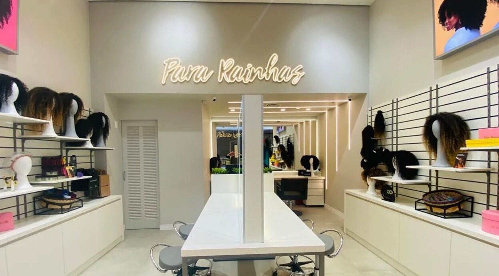 Interior moderno de De Benguela em São Paulo, destacando perucas elegantes no Shopping Boulevard Tatuapé.