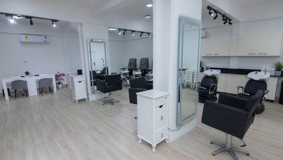 Sista Sista Salon & Spa image 1