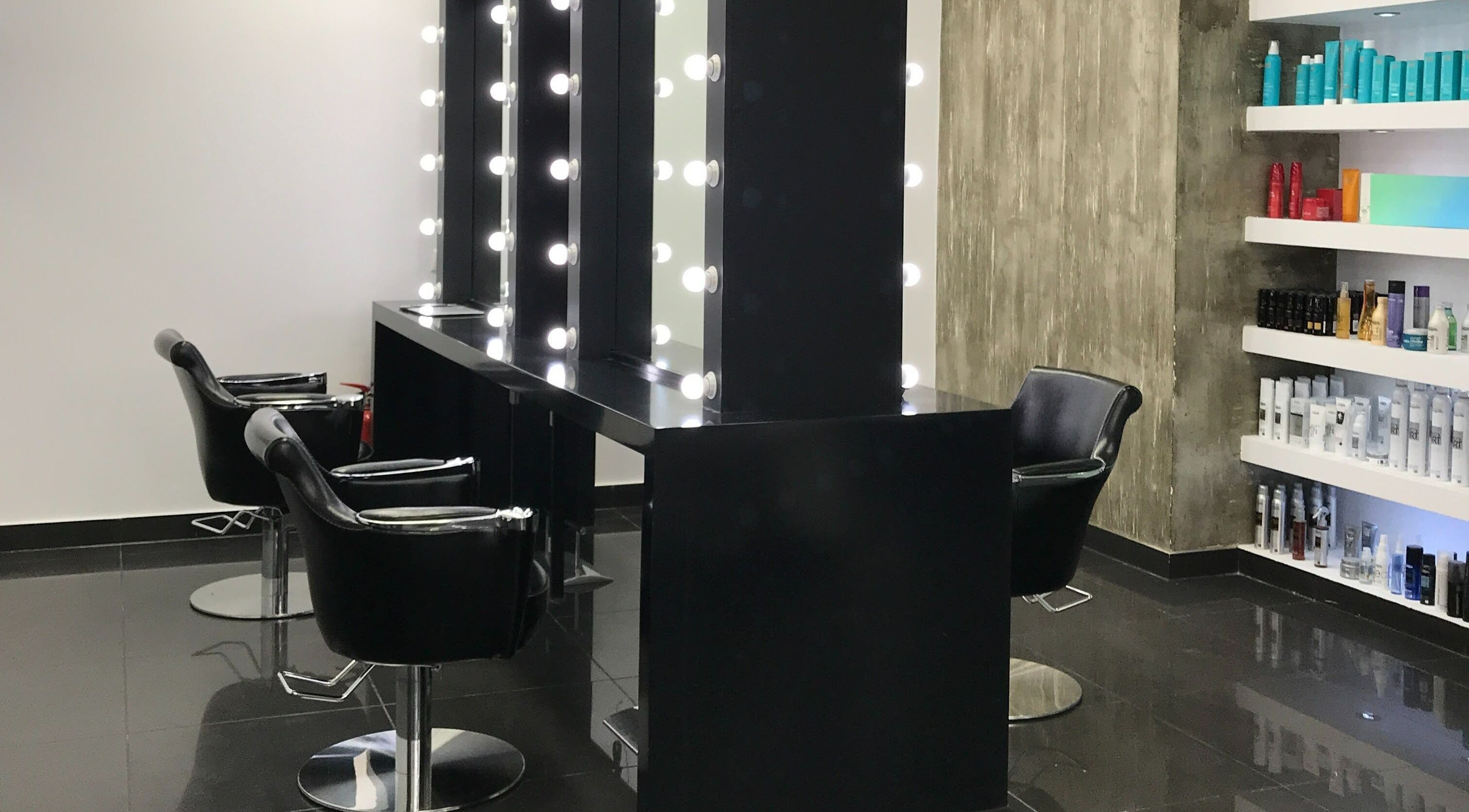 Κομψό εσωτερικό με καθρέφτες και προϊόντα ομορφιάς στο Ikonomakis Hair and Beauty Experts, Χαλάνδρι, GR.