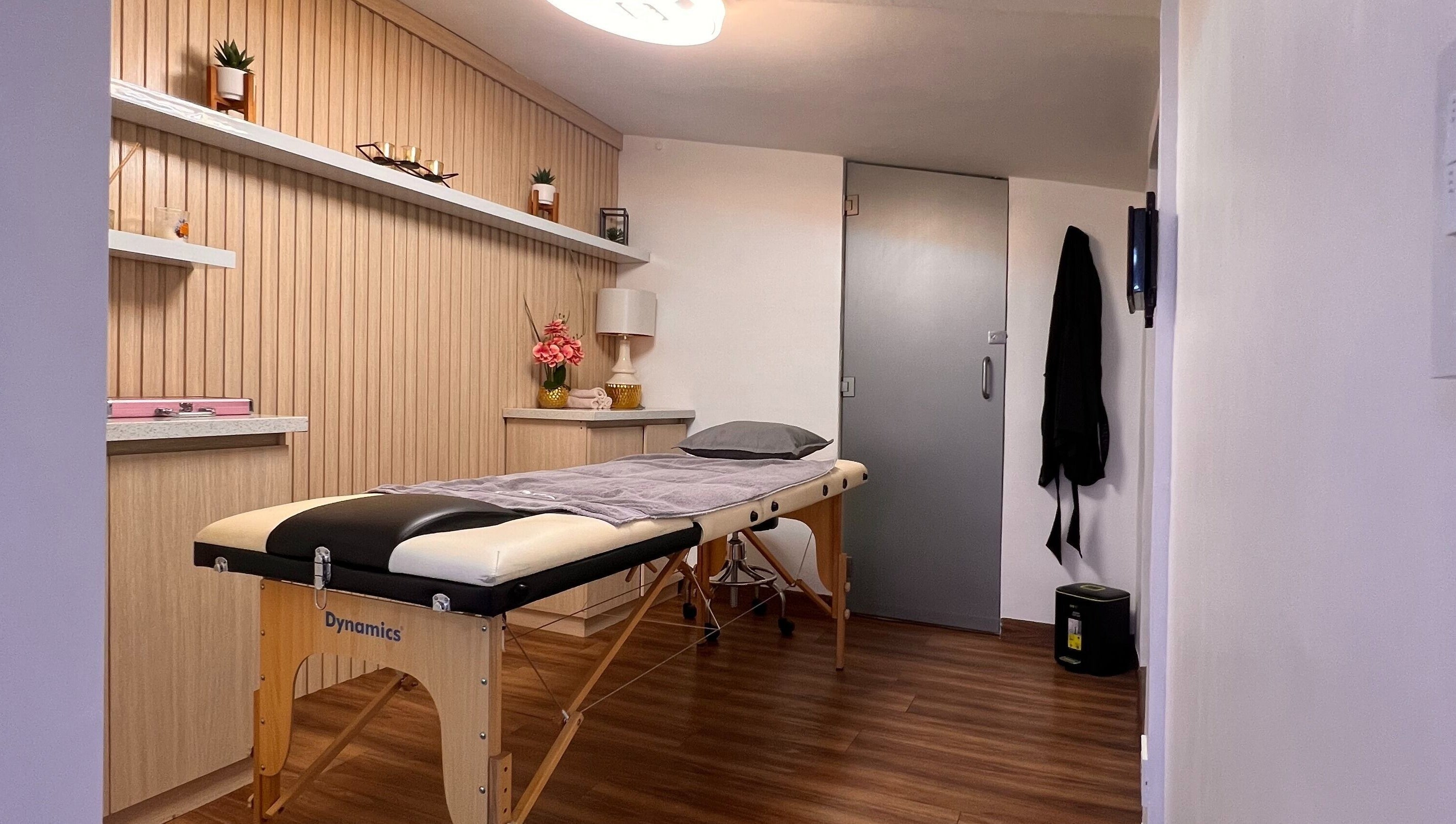 Sala de masajes en K&Var Spa Trigal, Valencia, Carabobo, VE equipada con una camilla profesional.