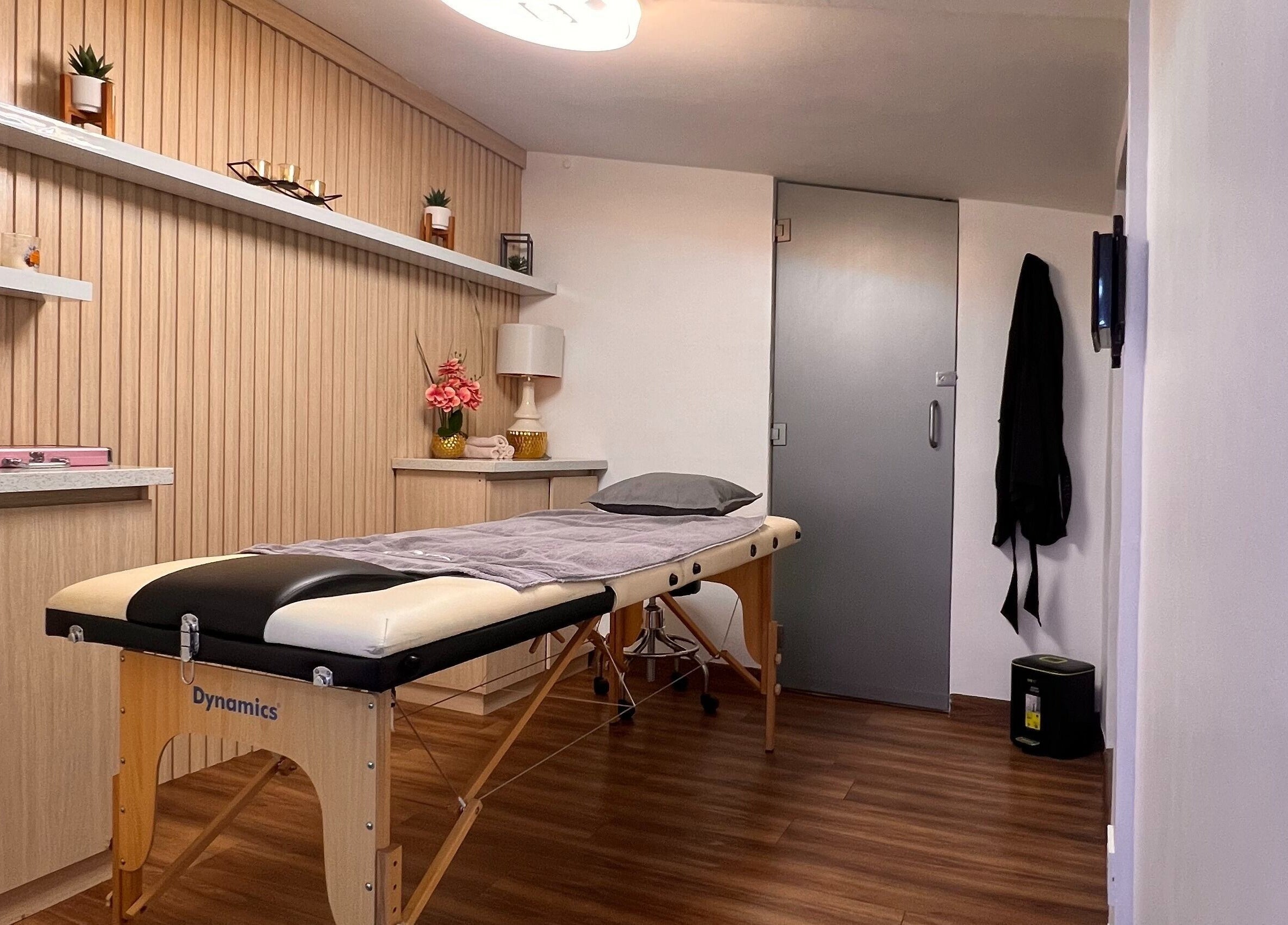 Sala de masajes en K&Var Spa Trigal, Valencia, Carabobo, VE equipada con una camilla profesional.