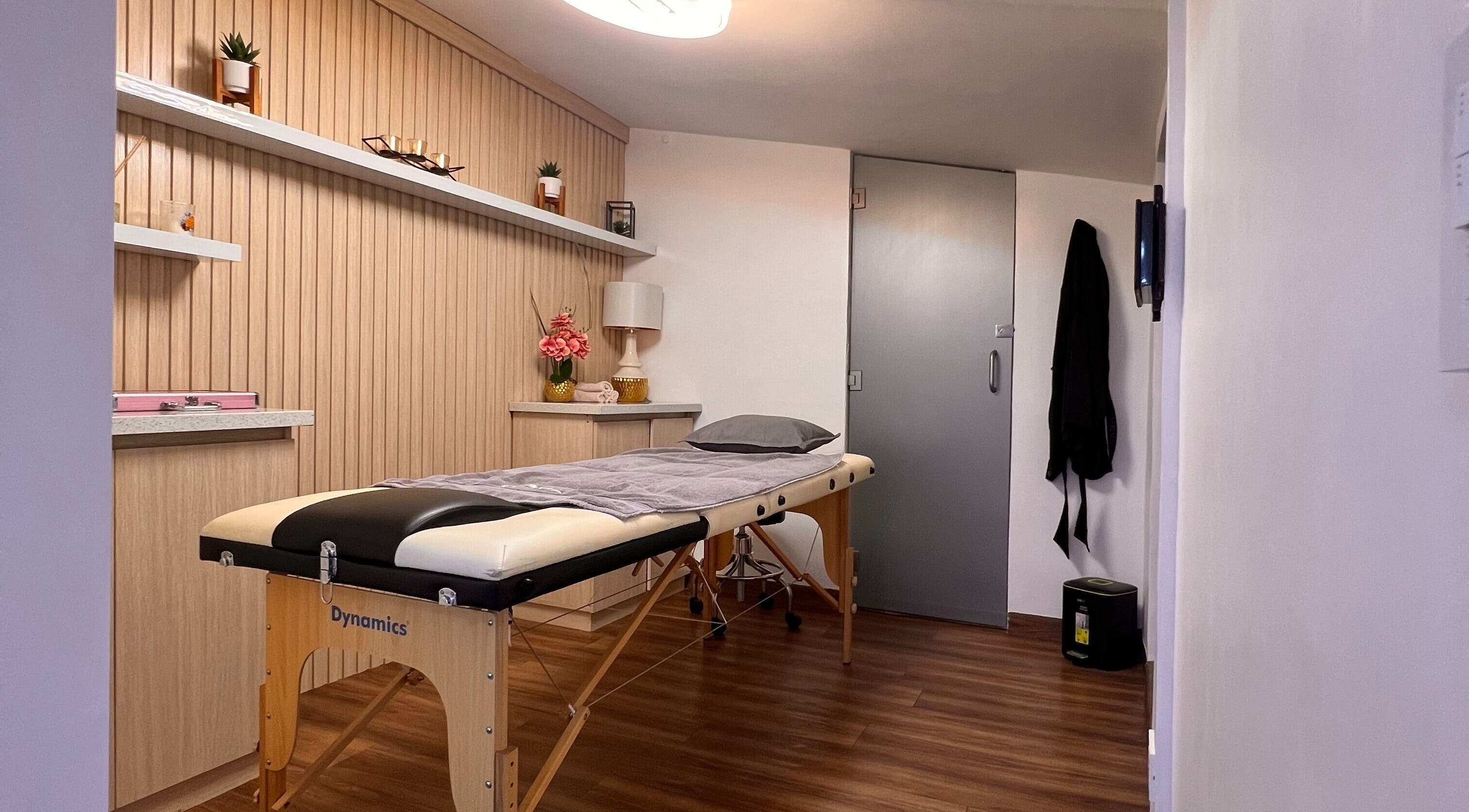 Sala de masajes en K&Var Spa Trigal, Valencia, Carabobo, VE equipada con una camilla profesional.