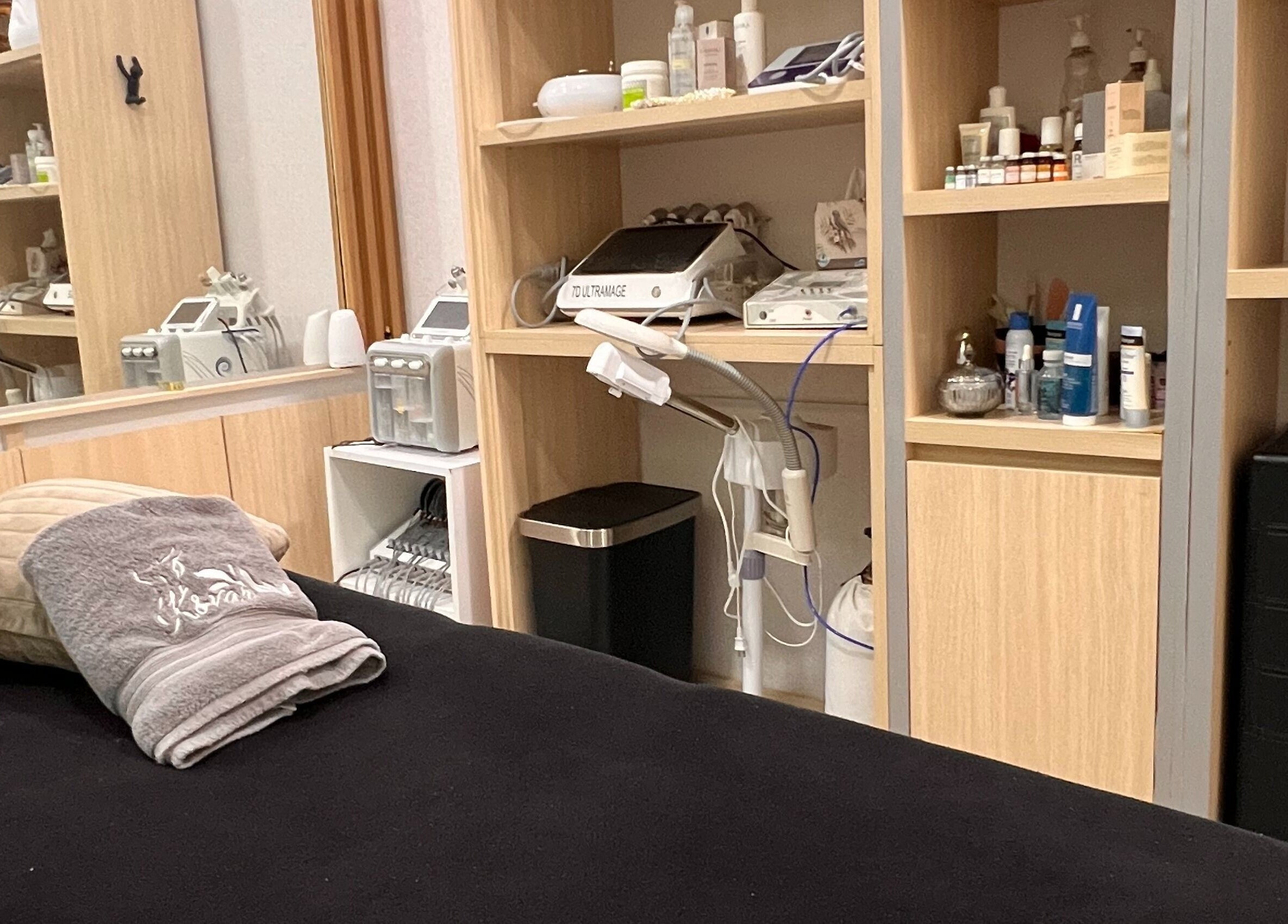 Sala de tratamiento en K&Var Spa Trigal, Valencia, Carabobo, VE, con cama y equipo especializado.