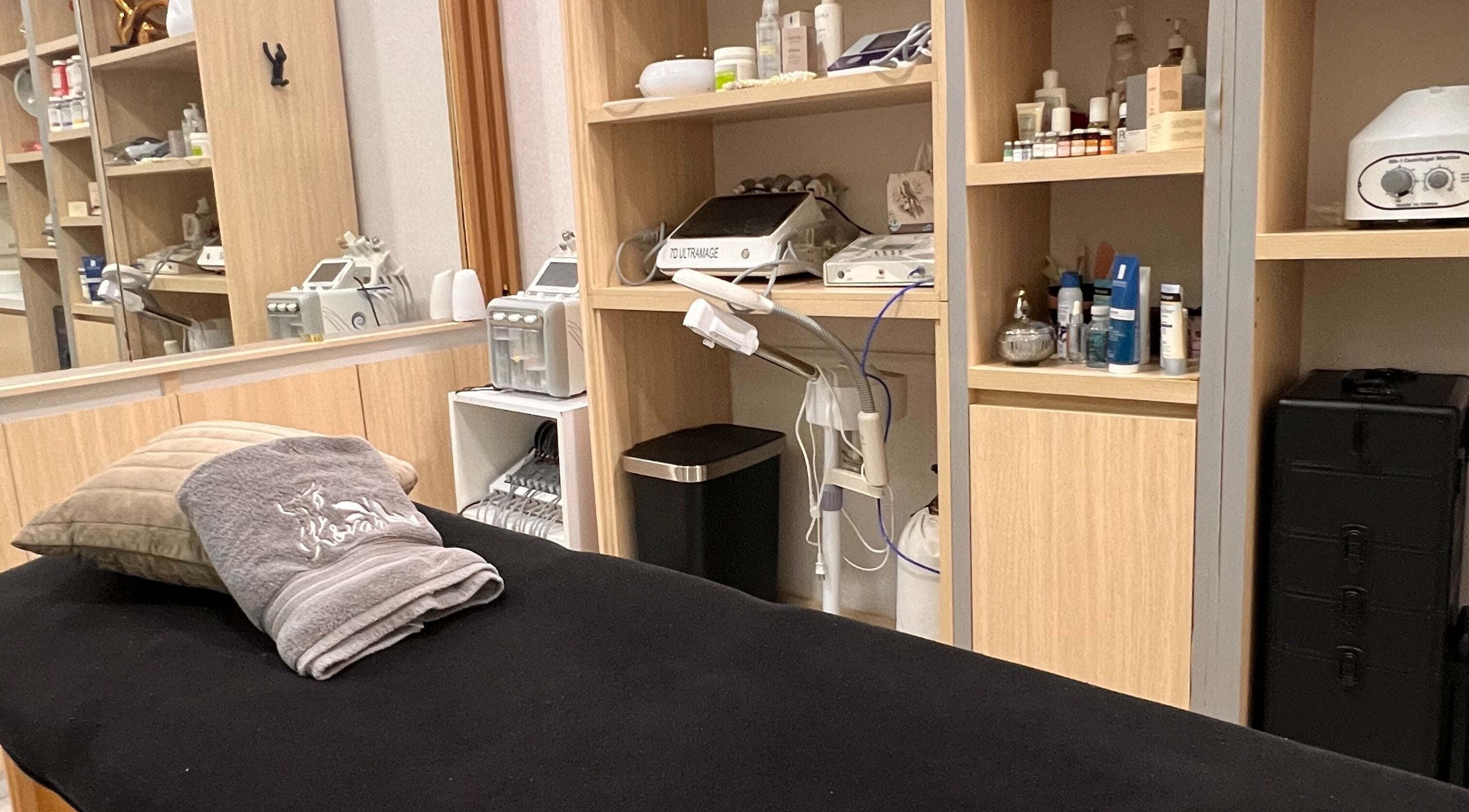 Sala de tratamiento en K&Var Spa Trigal, Valencia, Carabobo, VE, con cama y equipo especializado.