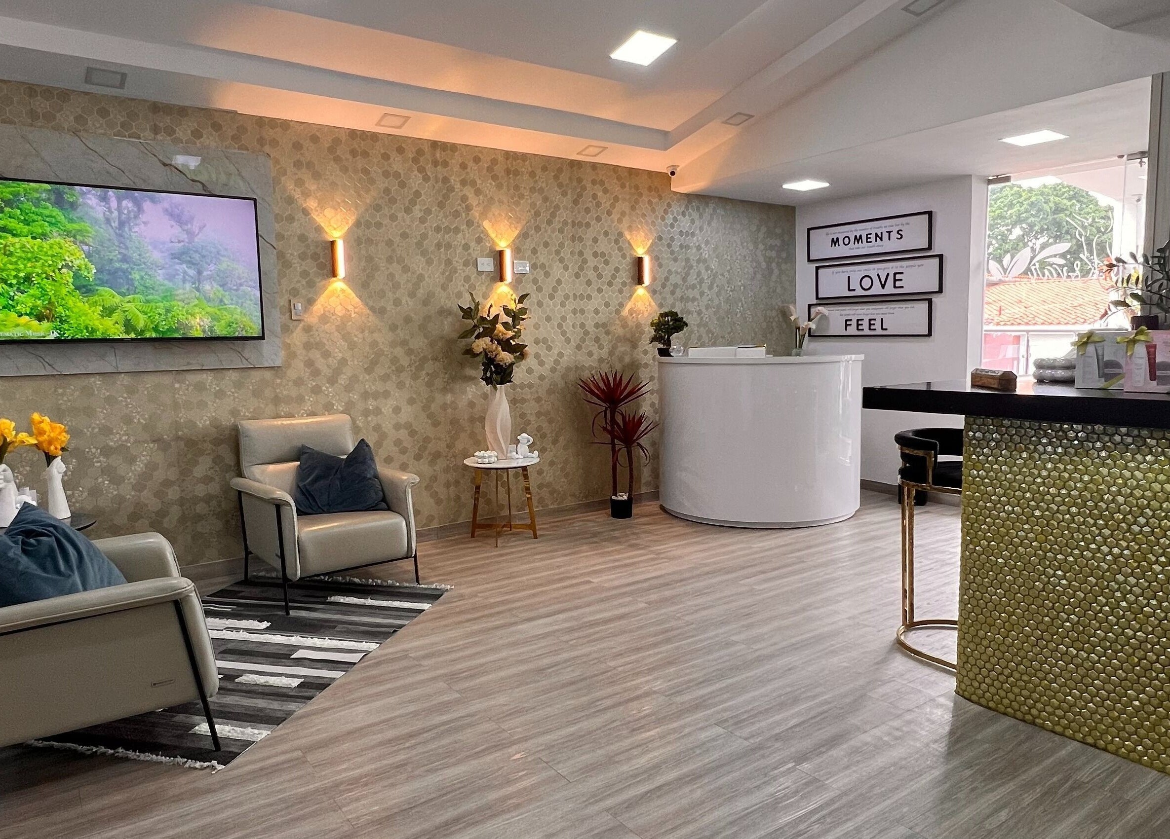 Recepción elegante de K&Var Spa Trigal en Valencia, Carabobo, VE, con cómodas sillas y diseño moderno.