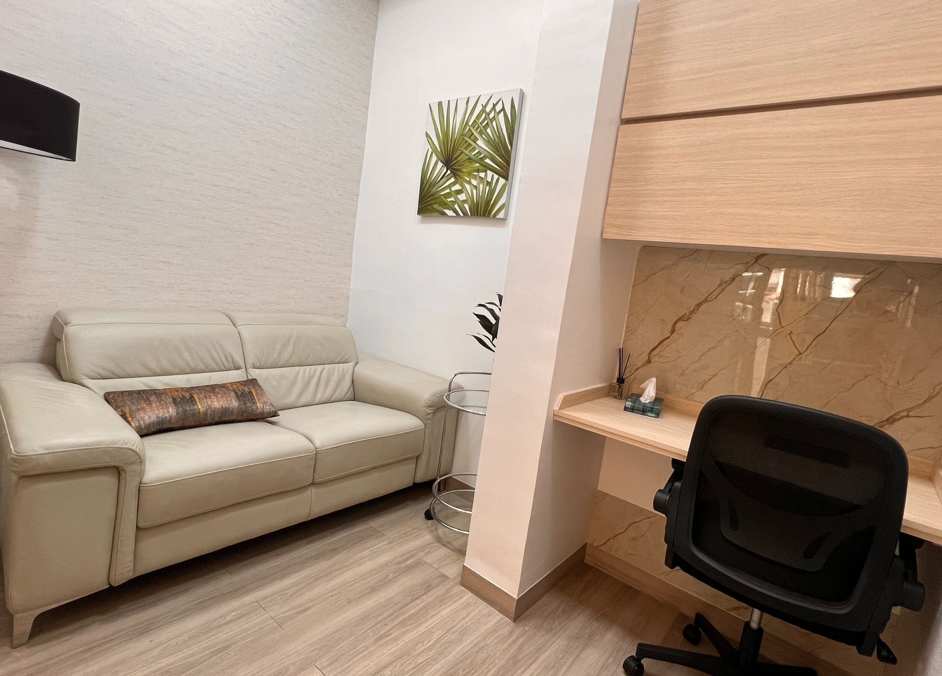 Espacio acogedor en K&Var Spa Trigal con sofá y escritorio en Valencia, Carabobo, VE.