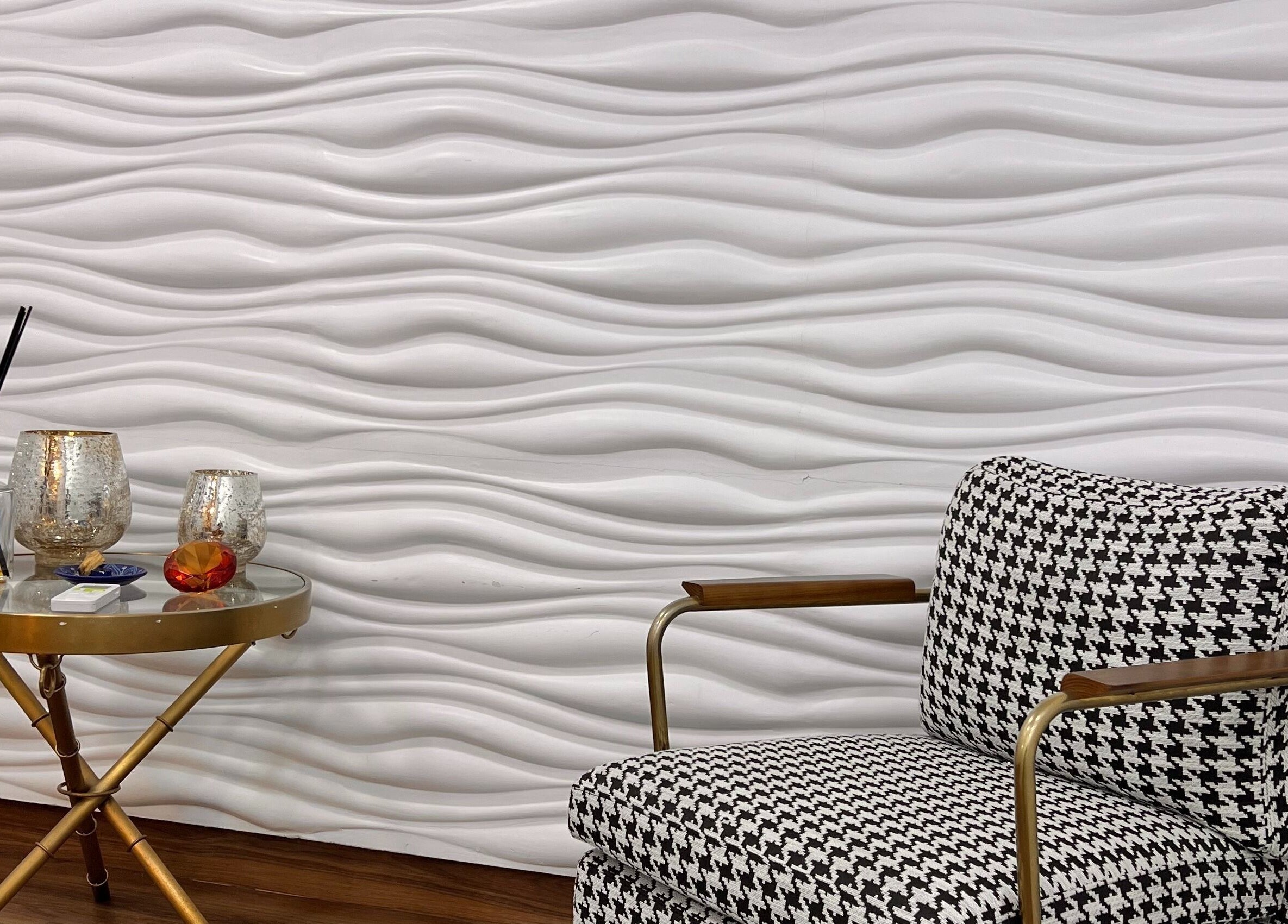 Rincón acogedor en K&Var Spa Trigal, Valencia, Carabobo, VE con silla moderna y mesa decorativa.