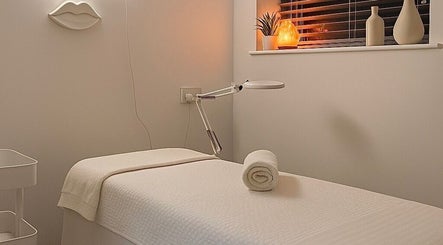 Relaxing treatment room at Perfect Look By Aman, Hitchin, England, GB with soft lighting and calm decor.