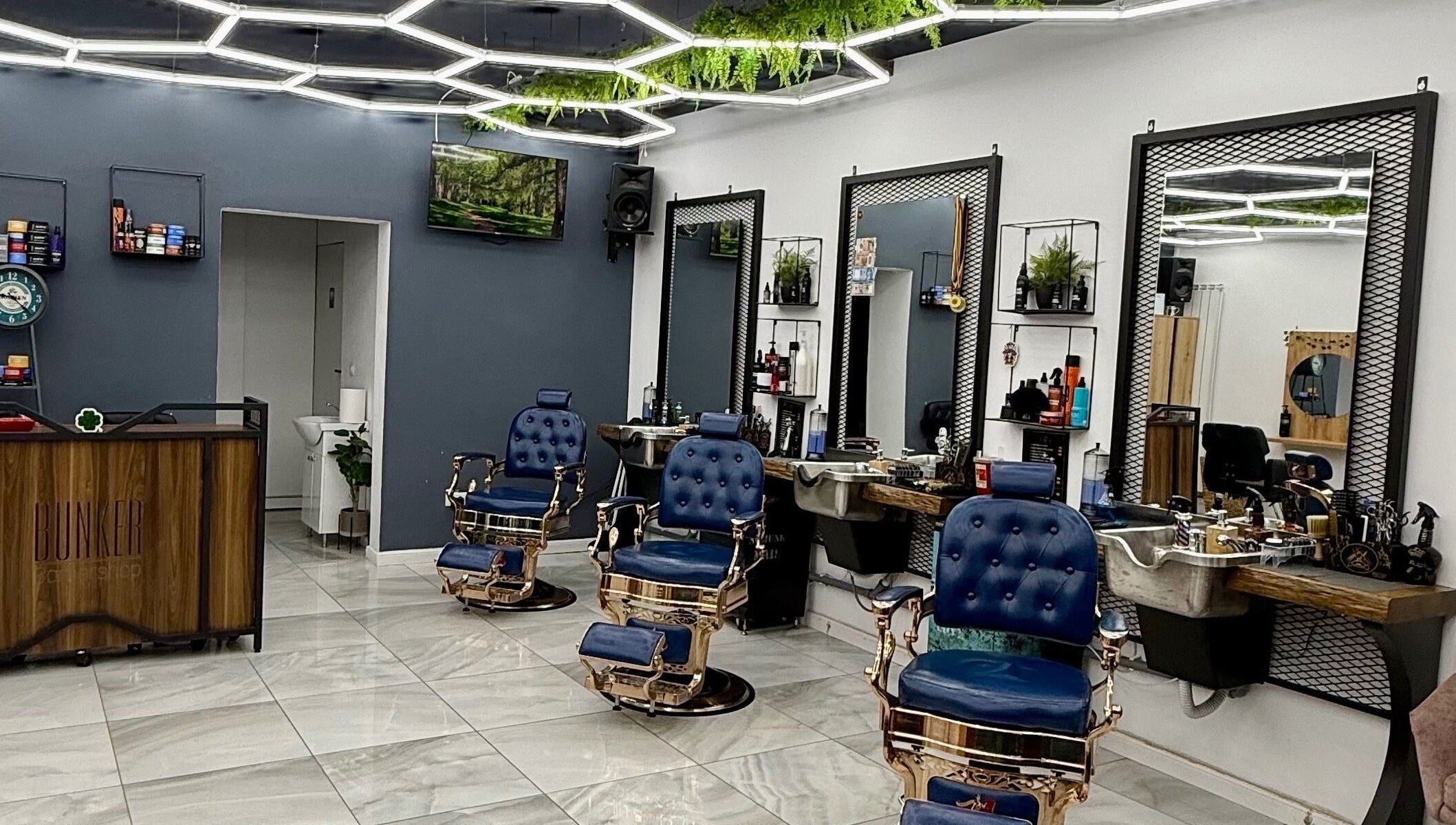 Interior modern al Bunker Barbershop & Salon din Iași, Județul Iași, RO, cu scaune elegante și decor urban.