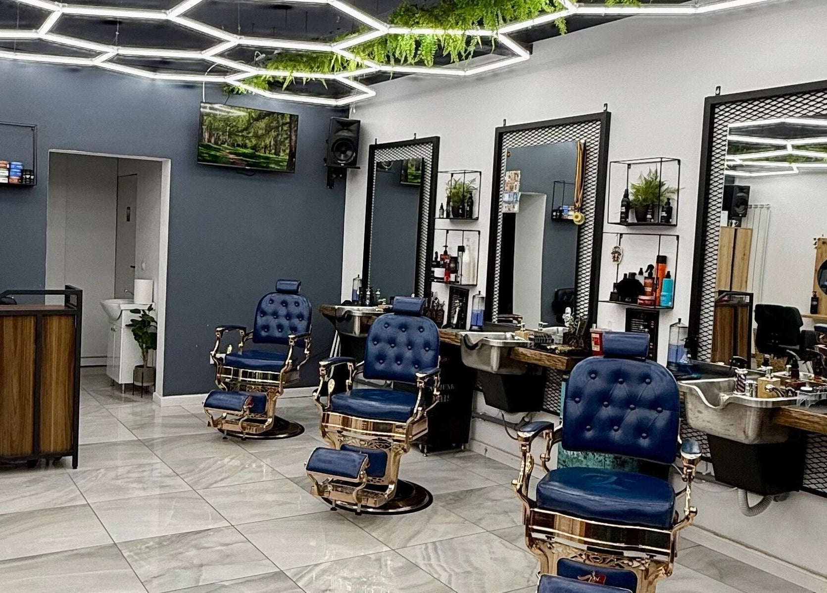 Interior modern al Bunker Barbershop & Salon din Iași, Județul Iași, RO, cu scaune elegante și decor urban.