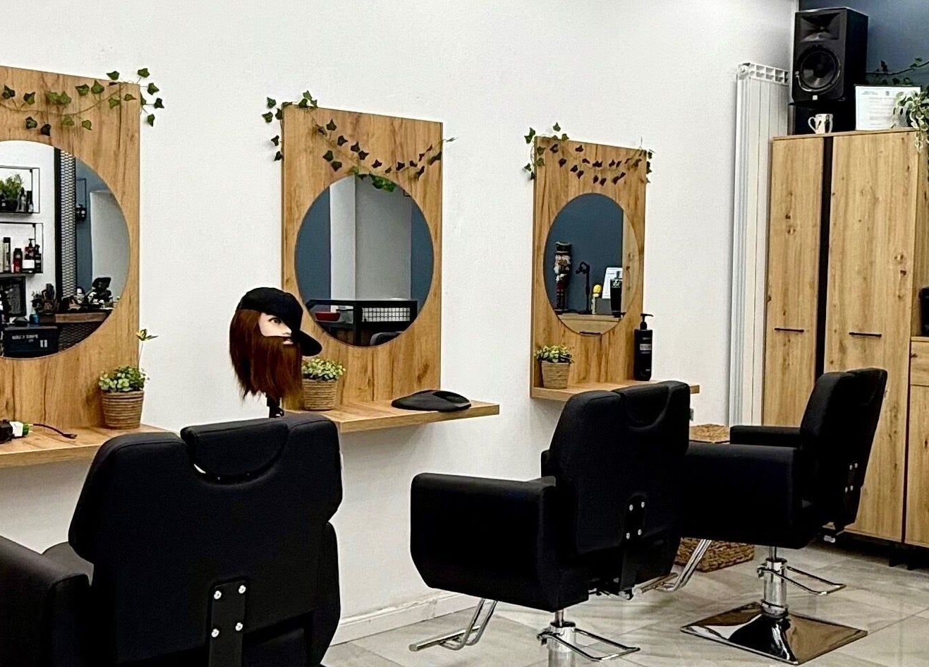 Spațiu modern la Bunker Barbershop & Salon, Iași, Județul Iași, RO, cu scaune și oglinzi rotunde elegante.