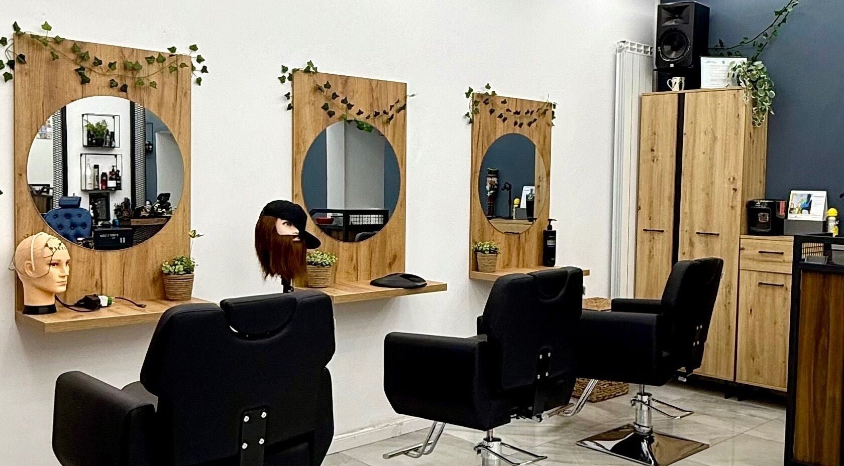 Spațiu modern la Bunker Barbershop & Salon, Iași, Județul Iași, RO, cu scaune și oglinzi rotunde elegante.