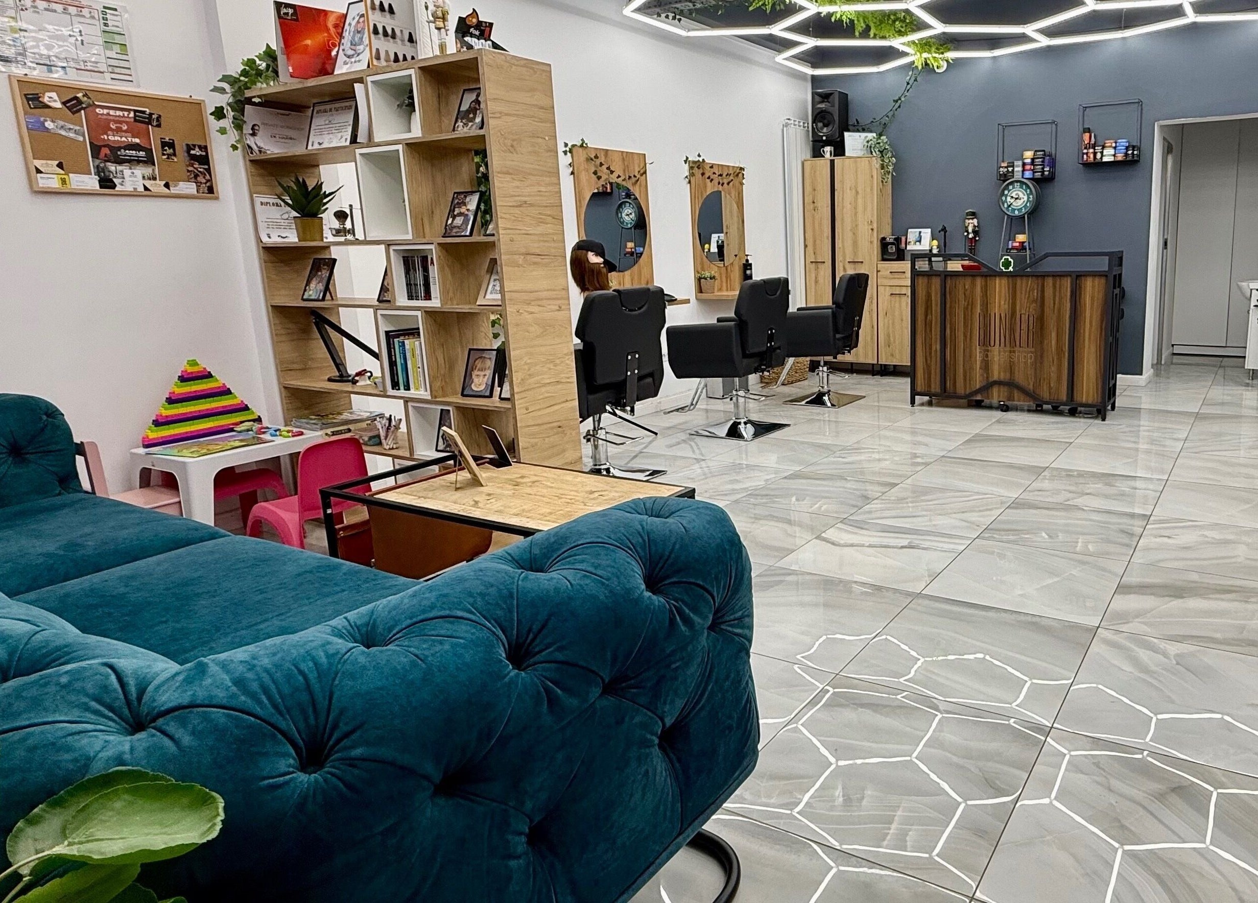 Interior modern cu scaune și canapea la Bunker Barbershop & Salon, Iași, Județul Iași, RO.