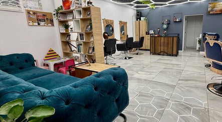 Interior modern cu scaune și canapea la Bunker Barbershop & Salon, Iași, Județul Iași, RO.