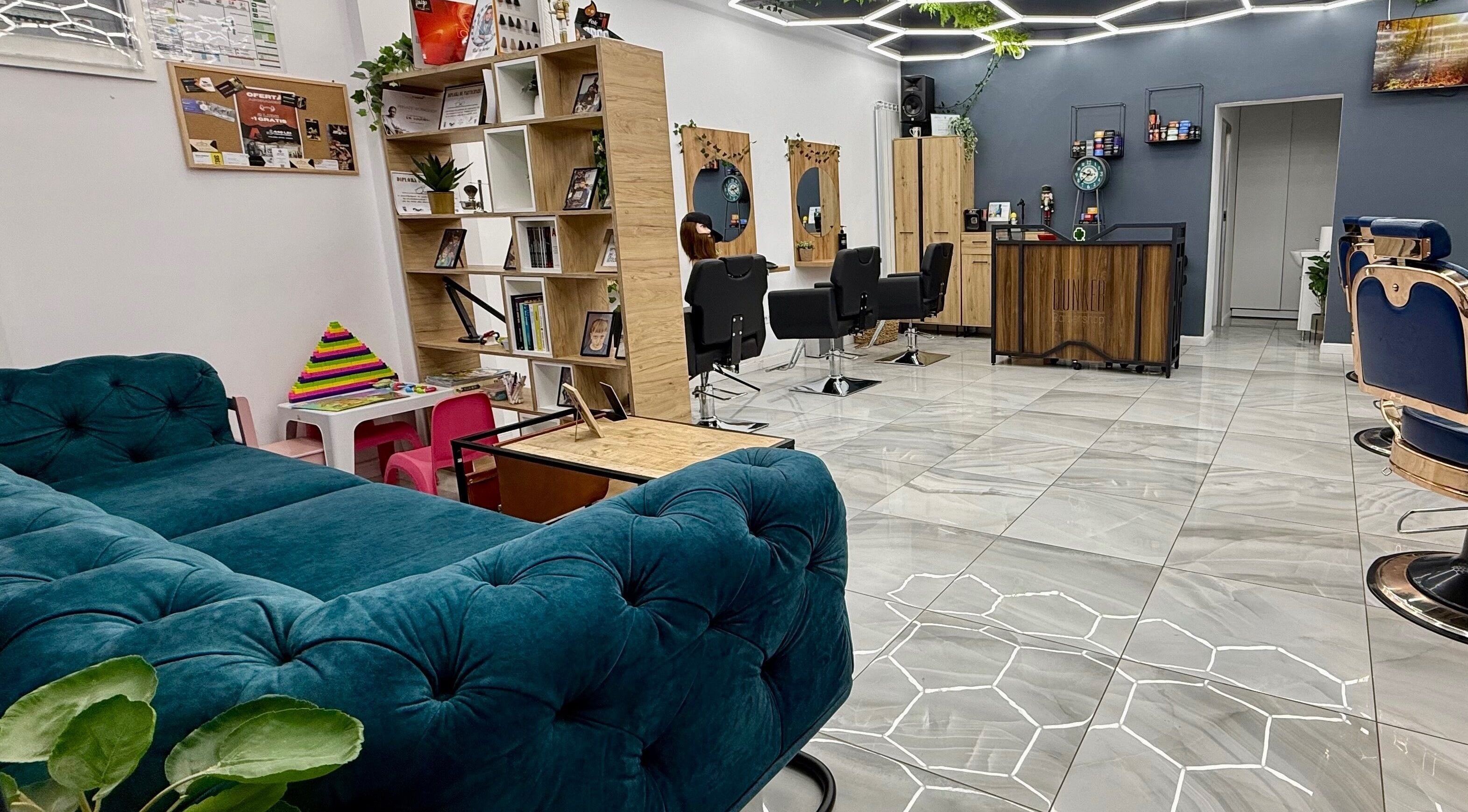 Interior modern cu scaune și canapea la Bunker Barbershop & Salon, Iași, Județul Iași, RO.
