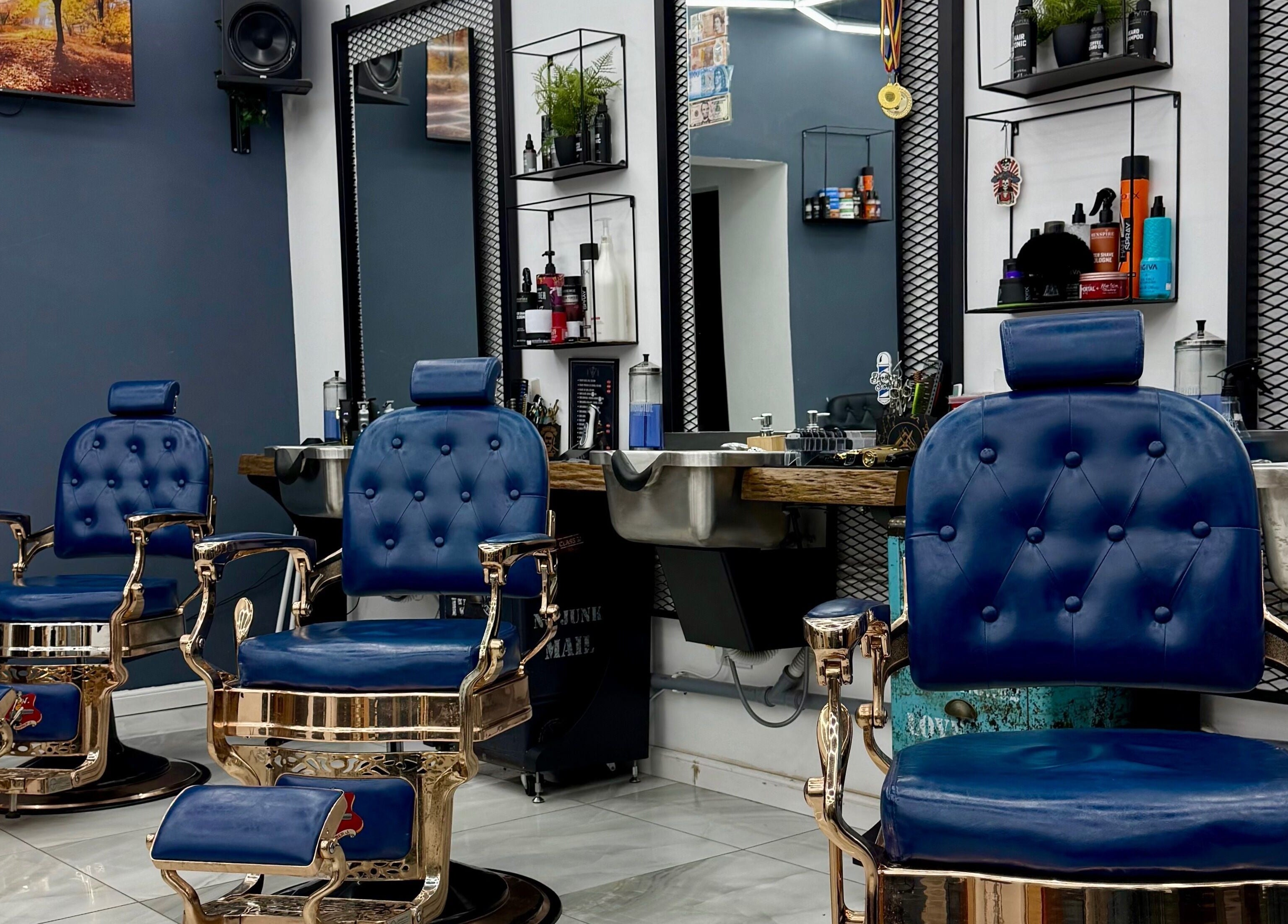 Scaune elegante la Bunker Barbershop & Salon, Iași, Județul Iași, RO, reflectând un ambient profesional.
