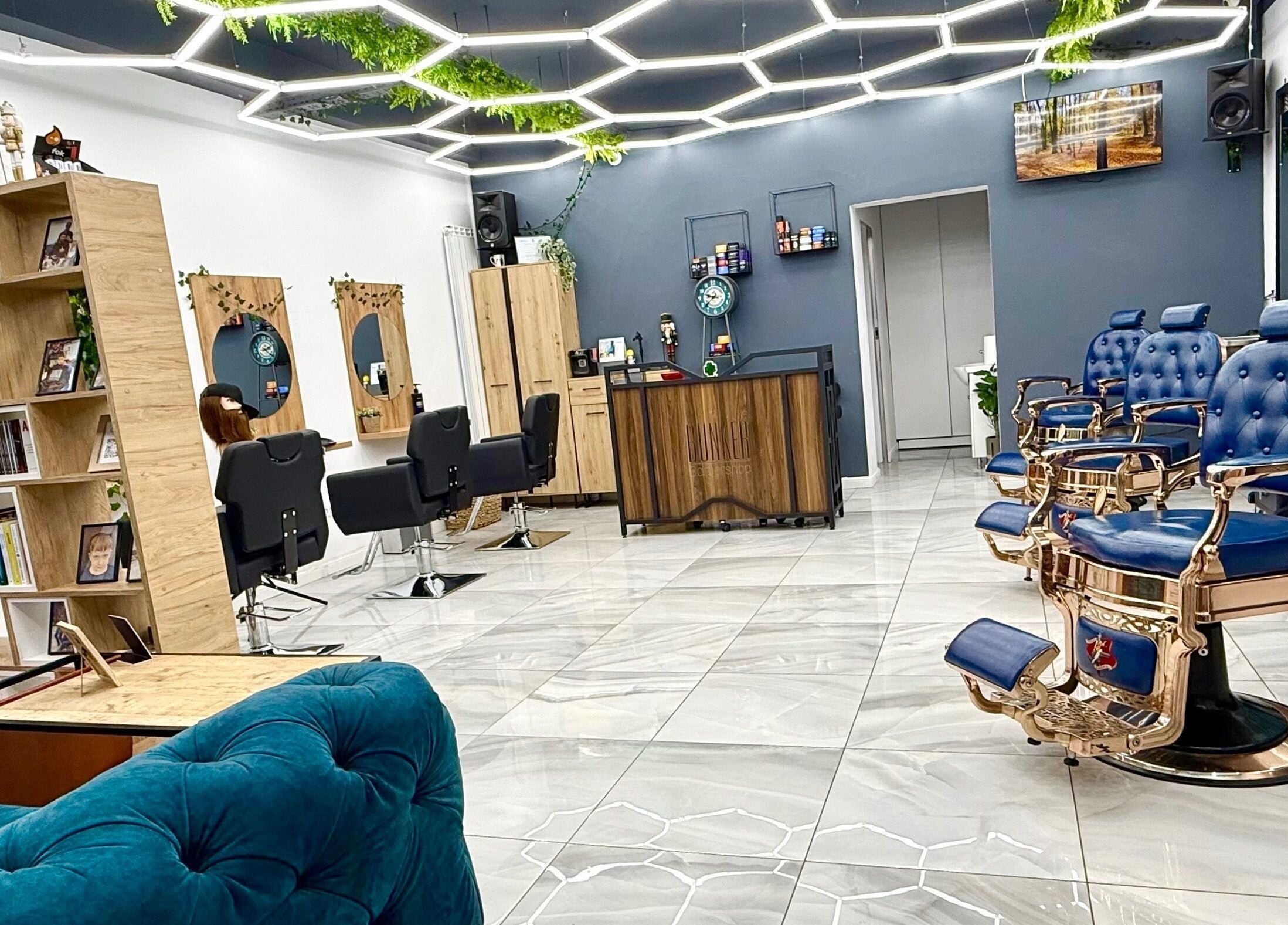 Interiorul modern al Bunker Barbershop & Salon din Iași, Județul Iași, RO dezvăluie scaune de lux și design rafinat.