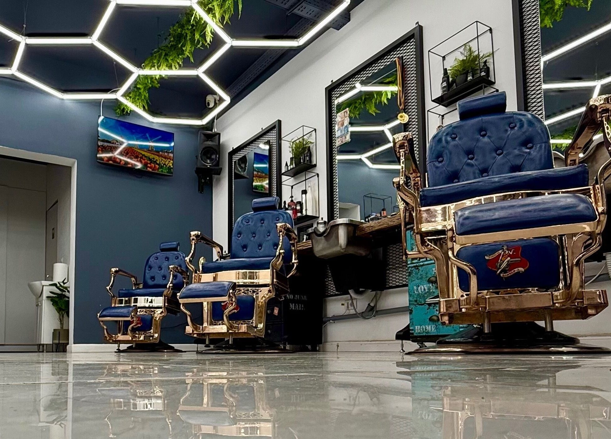 Scaune elegante la Bunker Barbershop & Salon, Iași, Județul Iași, RO, sub iluminare geometrică modernă.