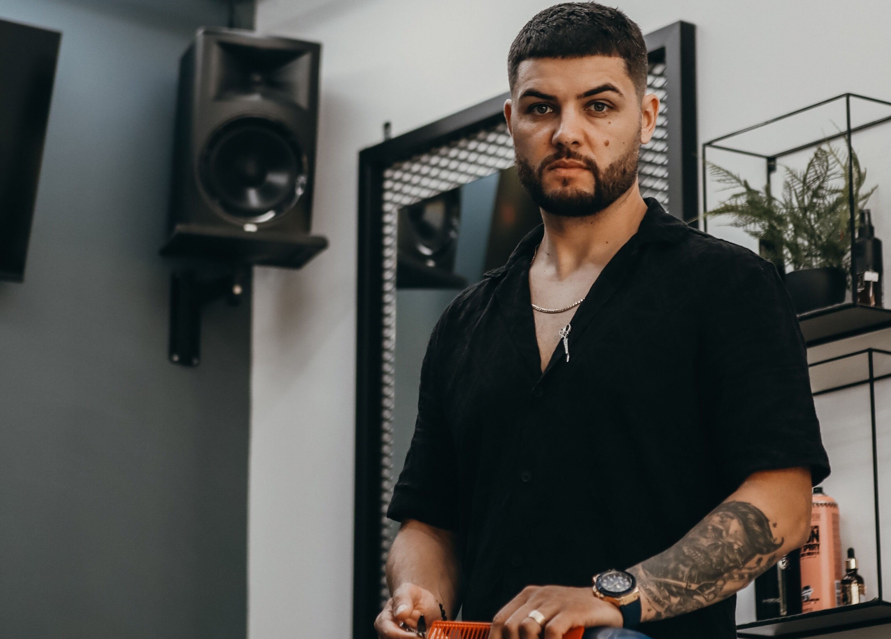 Barber masculin la Bunker Barbershop & Salon, Iași, Județul Iași, RO, înconjurat de decor modern.