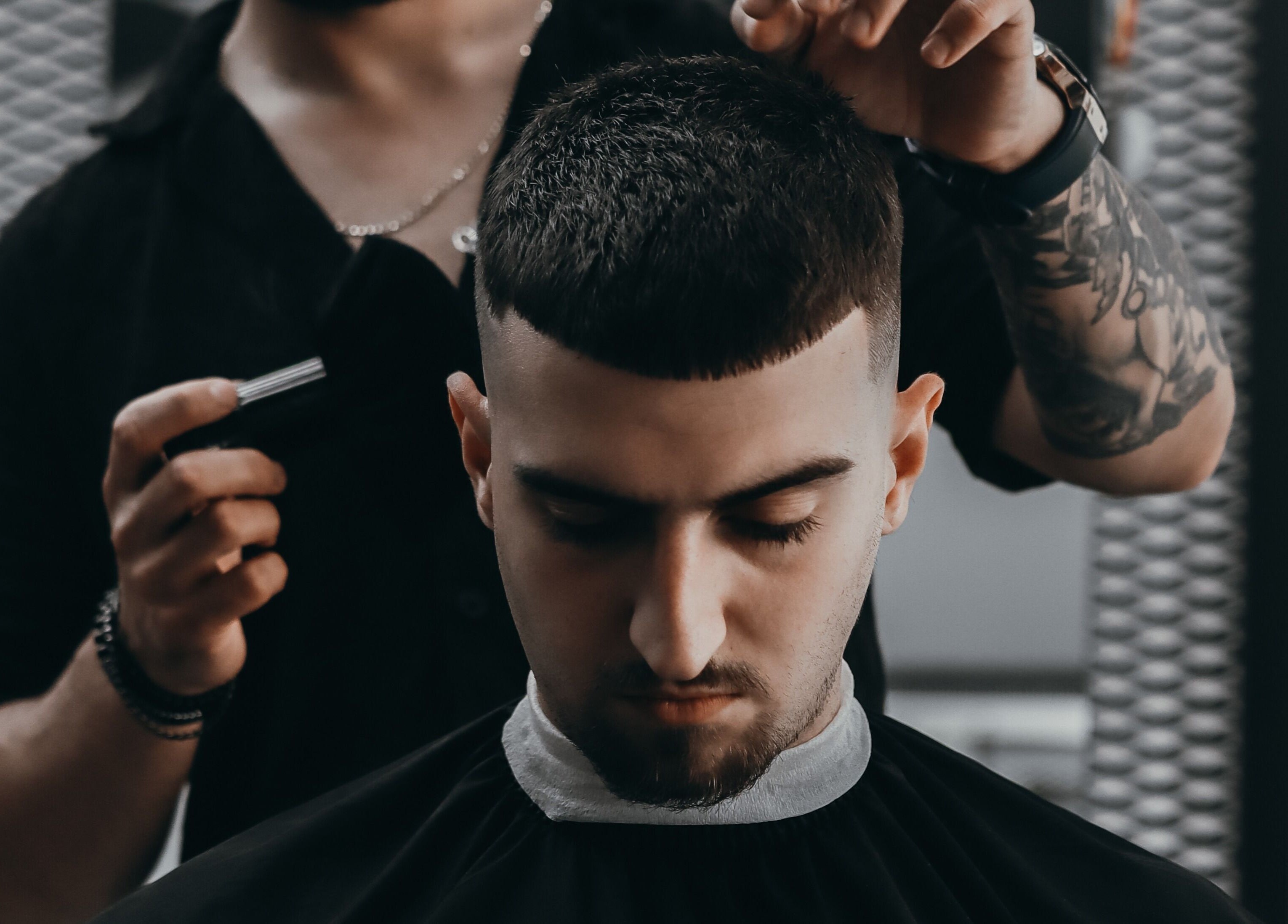 Frizer tunde un client la Bunker Barbershop & Salon, Iași, Județul Iași, RO.