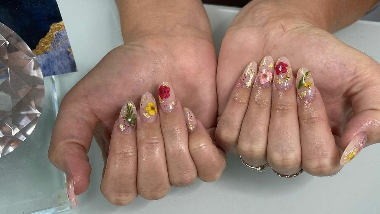 Vanity Nails - Encapsulated Dried Flowers x Foil💅🏽 - #vanitynails  #vanitynailswellington #notd #driedowers #encapsulatednails #flowers  #foilnails #foil #coffinnails #coffinshape #ombre #nailideas #nailstyle  #fashiontrends #nailsonfleek #nails ...