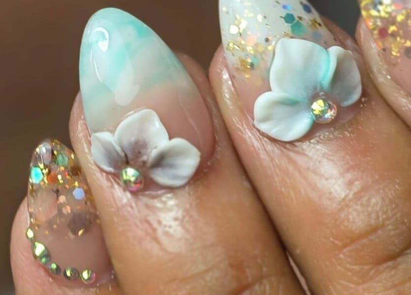 Hermoso arte de uñas con flores y brillos en Nails by Aida, San Juan, Carolina, PR.