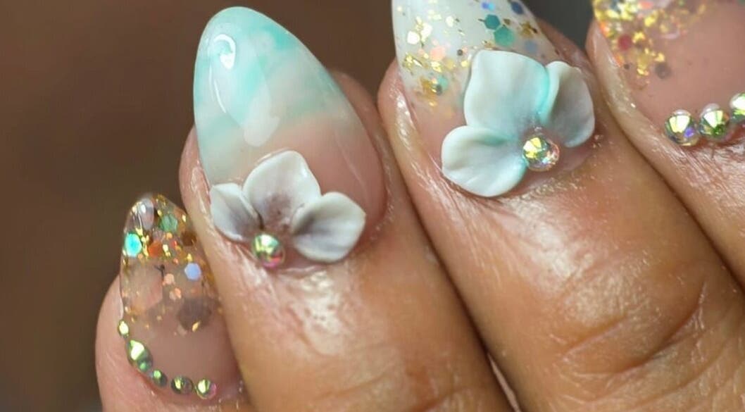 Hermoso arte de uñas con flores y brillos en Nails by Aida, San Juan, Carolina, PR.