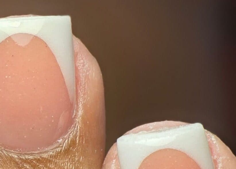 Manicura francesa perfecta en Nails by Aida, San Juan, Carolina, PR, resalta delicadeza y sofisticación.