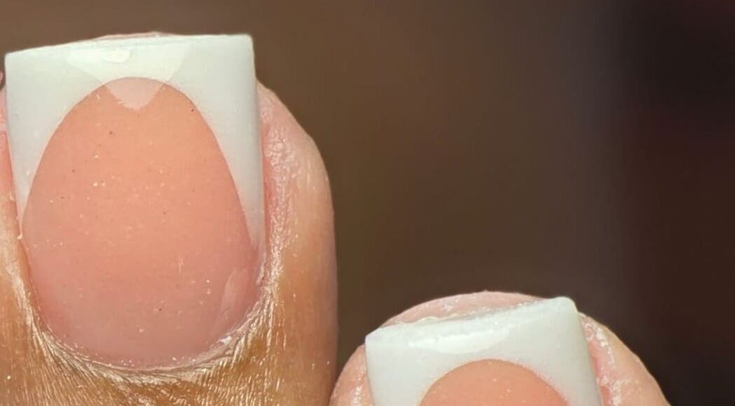 Manicura francesa perfecta en Nails by Aida, San Juan, Carolina, PR, resalta delicadeza y sofisticación.