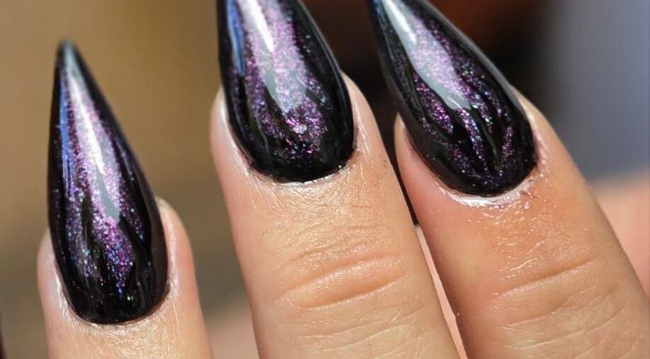 Uñas negras con brillo en Nails by Aida, San Juan, Carolina, PR.