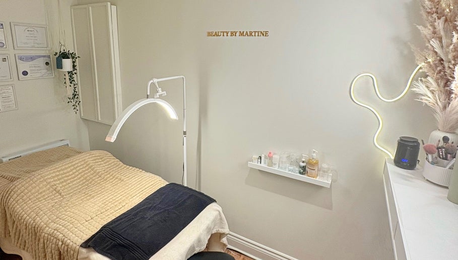 Salle de soins relaxante à Beauty By Martine, Saint-Constant, Québec, CA avec décor apaisant et équipements modernes.