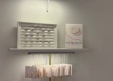 Collection de bijoux élégants à Beauty By Martine, Saint-Constant, Québec, CA, exposée sur une étagère.