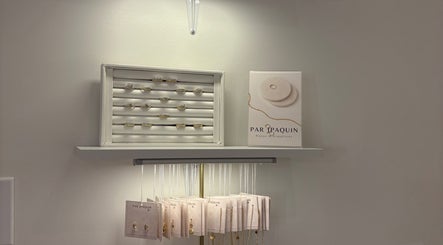 Collection de bijoux élégants à Beauty By Martine, Saint-Constant, Québec, CA, exposée sur une étagère.