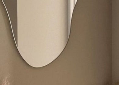 Miroir moderne dans Beauty By Martine, Saint-Constant, Québec, CA, reflétant l'élégance intérieure.