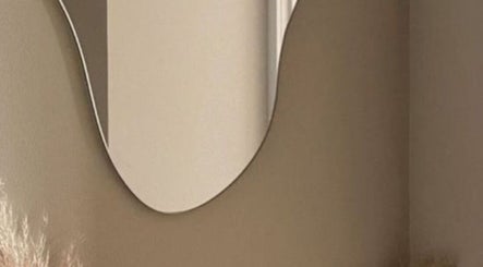 Miroir moderne dans Beauty By Martine, Saint-Constant, Québec, CA, reflétant l'élégance intérieure.