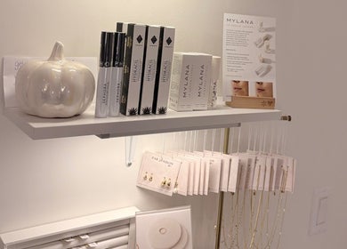 Présentation élégante de produits chez Beauty By Martine, Saint-Constant, Québec, CA.