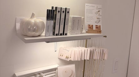 Présentation élégante de produits chez Beauty By Martine, Saint-Constant, Québec, CA.