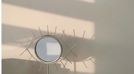 Miroir en forme d'œil au salon Beauty By Martine, Saint-Constant, Québec, CA, capturant une ambiance chaleureuse.