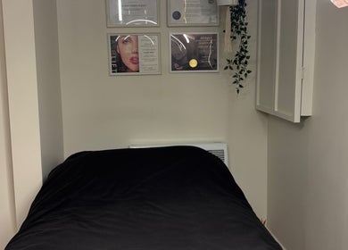 Salle de soins de Beauty By Martine à Saint-Constant, Québec, avec un lit de massage élégant.