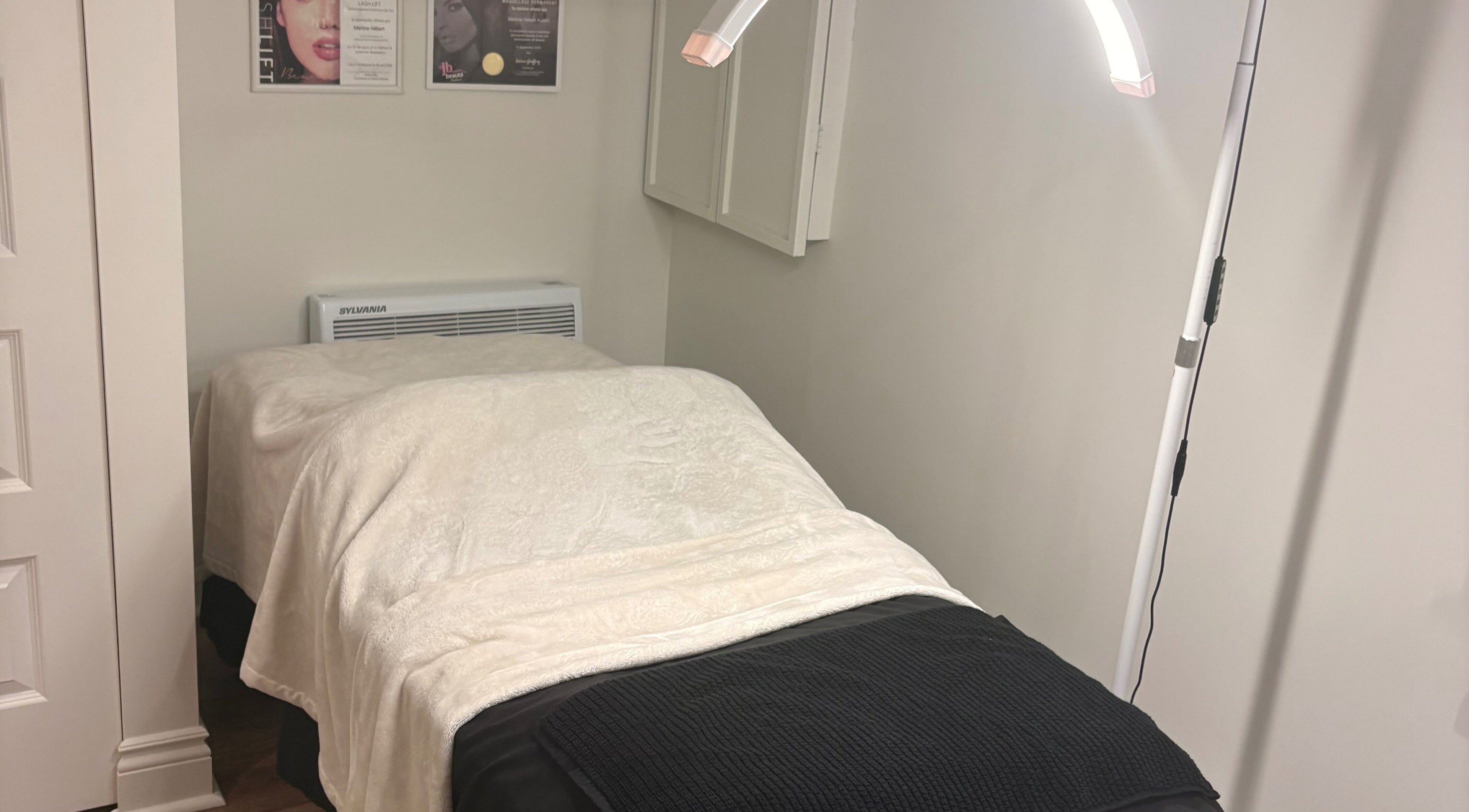 Salle de soin paisible à Beauty By Martine, Saint-Constant, Québec, CA, avec table et éclairage doux.