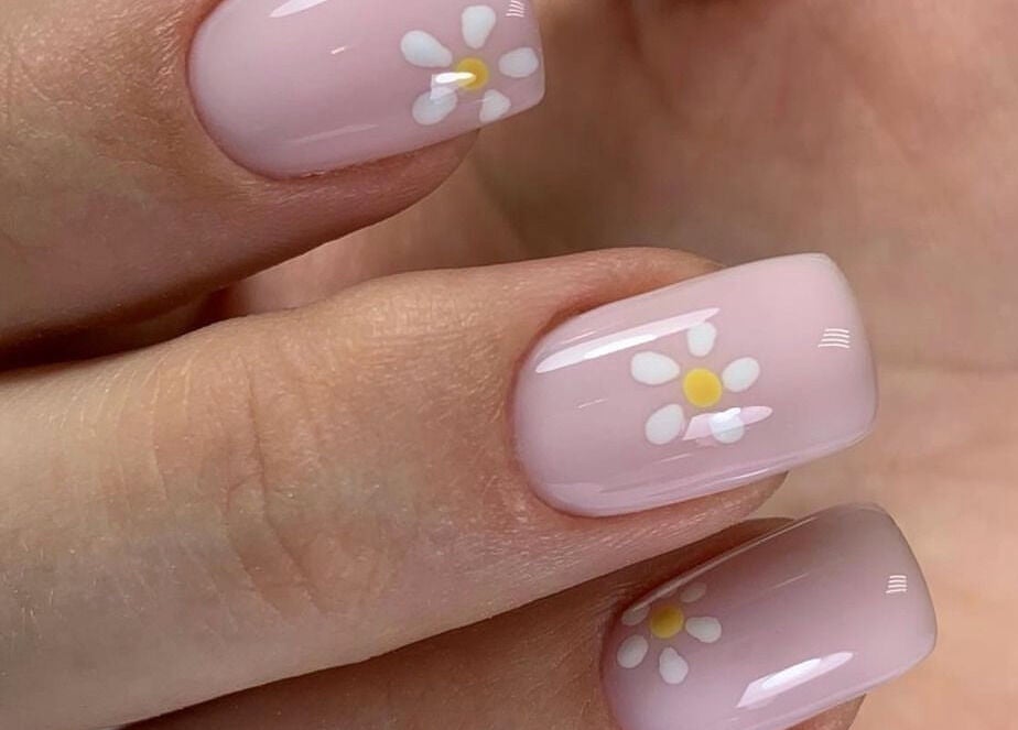 Elegant daisy nail art at SaHaR(Pyrmont), Ultimo, New South Wales, AU, showcasing refined beauty.