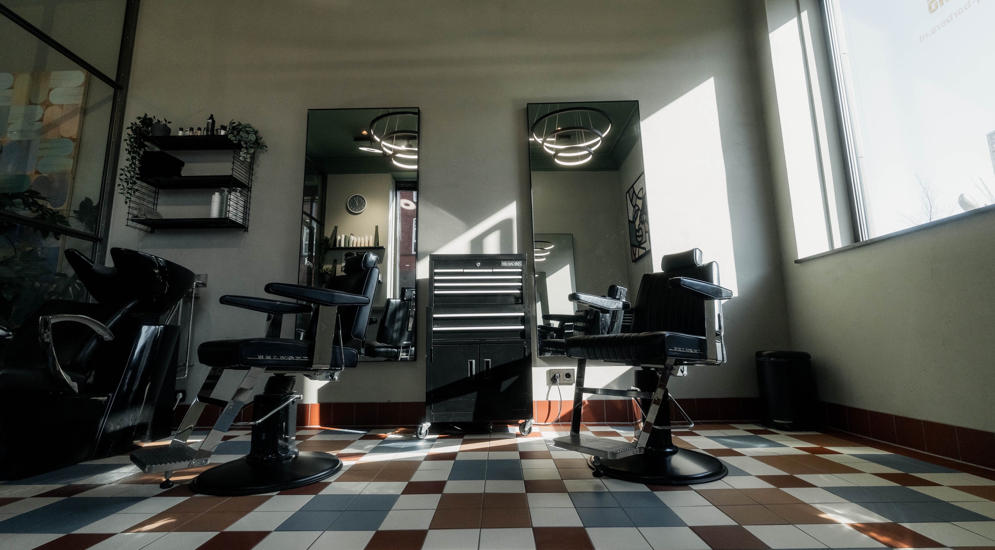 Moderne barbershop bij DOQ Barbers - Revaleiland 500, Amsterdam, Noord-Holland, NL met stijlvolle stoelen.