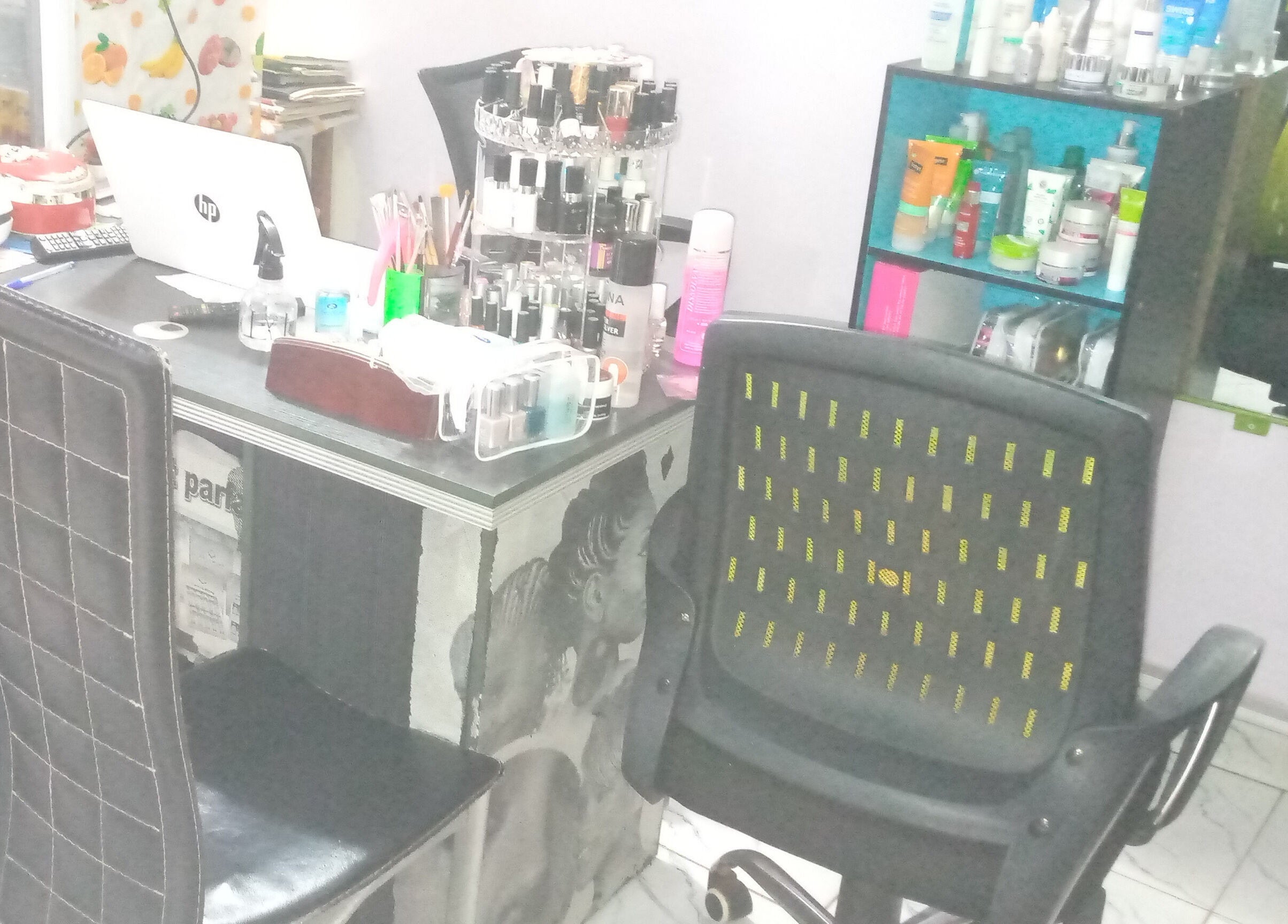 Intérieur élégant de PBP - BEAUTY (Salon de Beauté), Yaoundé, Centre, CM, avec produits de beauté et fauteuil.
