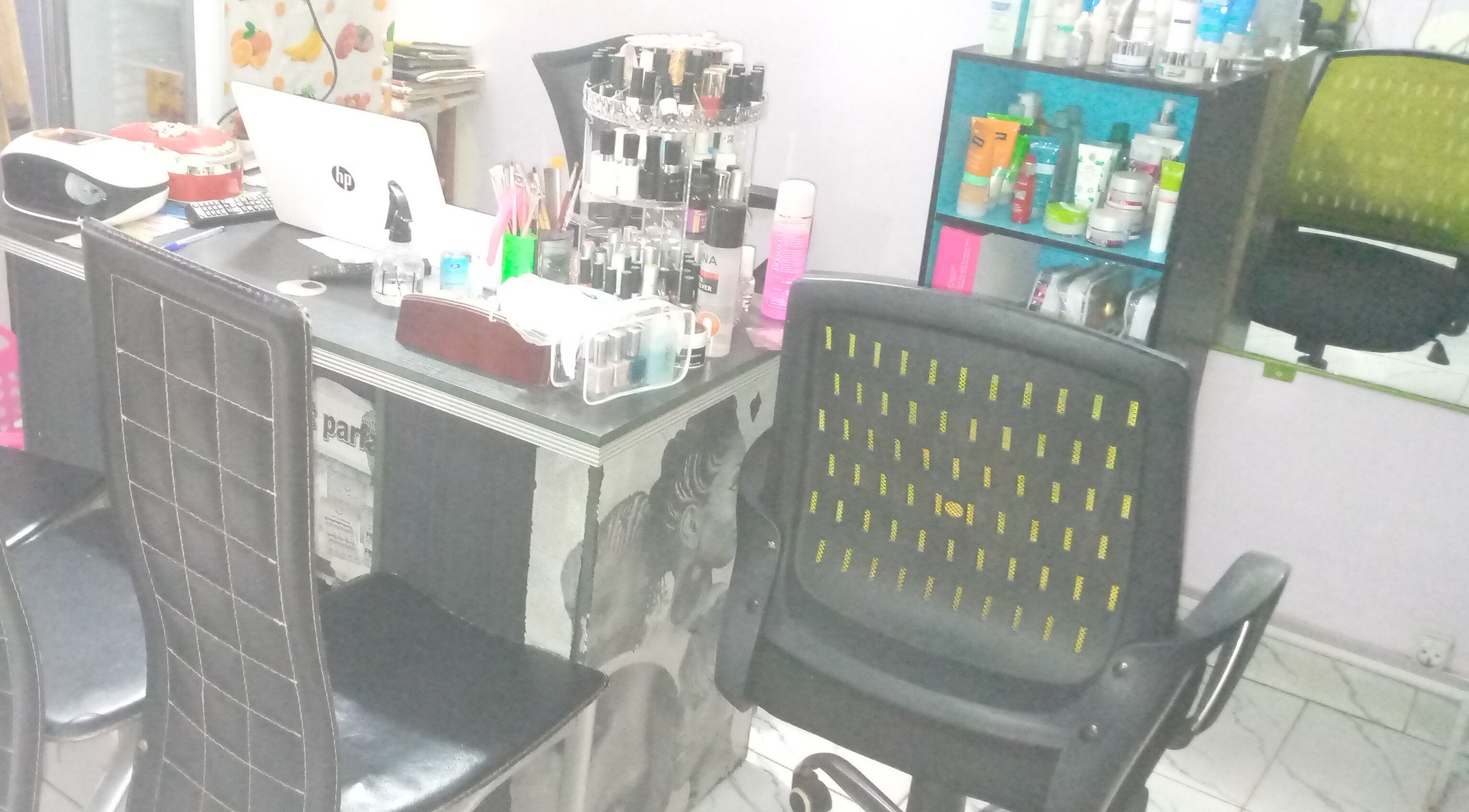 Intérieur élégant de PBP - BEAUTY (Salon de Beauté), Yaoundé, Centre, CM, avec produits de beauté et fauteuil.