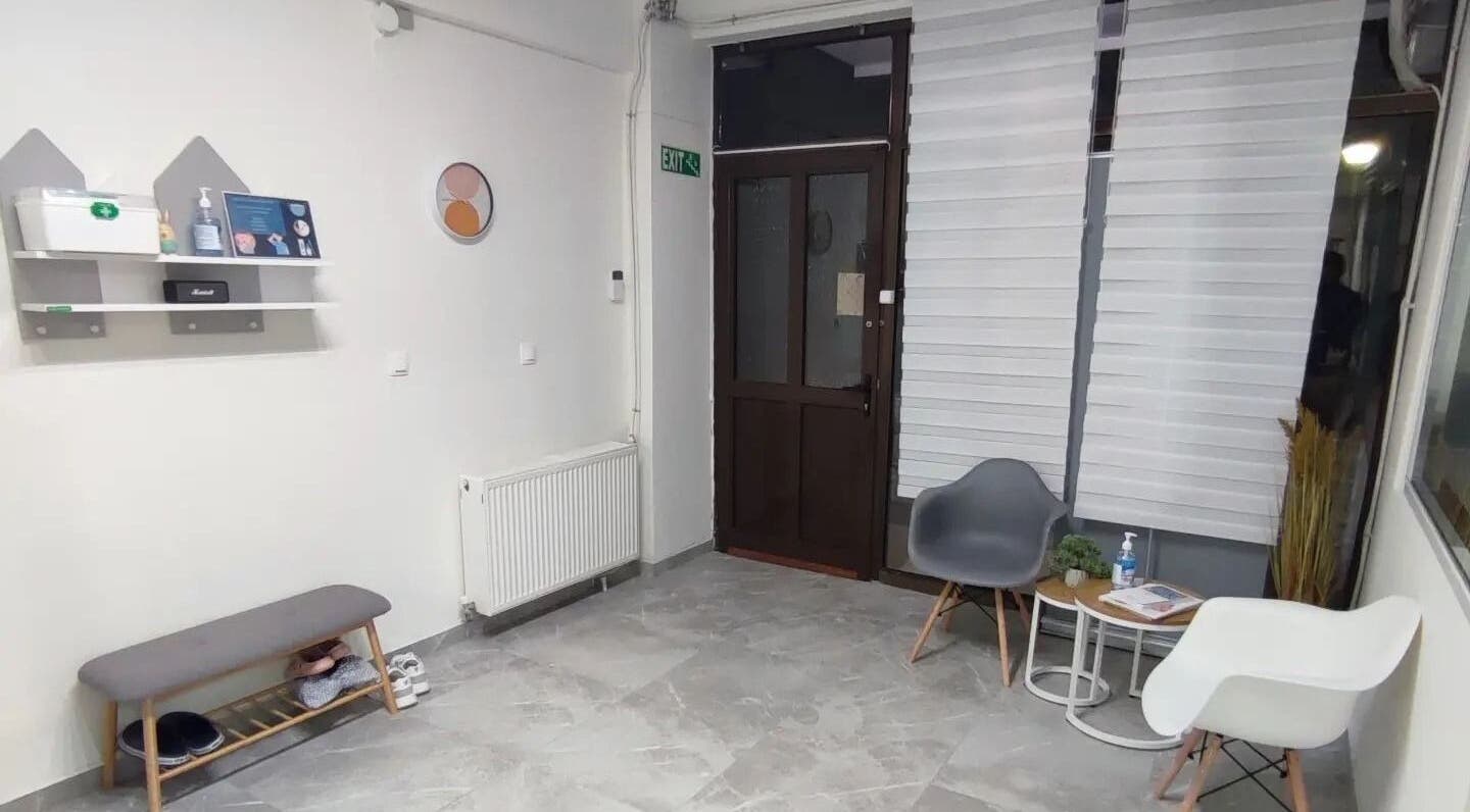 Άνετος χώρος αναμονής στο Θεραπευτικά Κέντρα Ανάκτηση (Βαφοπούλειο) στη Θεσσαλονίκη, GR.